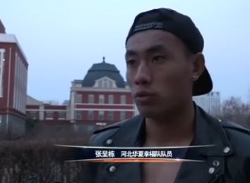 ”关于音乐部分的展现，在演员曾黎（饰演丽云）搭档舞者胡婕（饰演小莹）的母女之间铺展开来，当清脆的小号声响起，曾黎表示“第一次听的时候鸡皮疙瘩一下就起来了”，而胡婕带着小号起舞的剧照也引人无限遐想，人间烟火的柴米油盐在音符和舞步的交相辉映中，是否能够成为这部城市童话丰富的底色，胡婕给出了自己的答案：“生活中再多琐碎的、艰难的时刻，你都不要忘记有那道光在